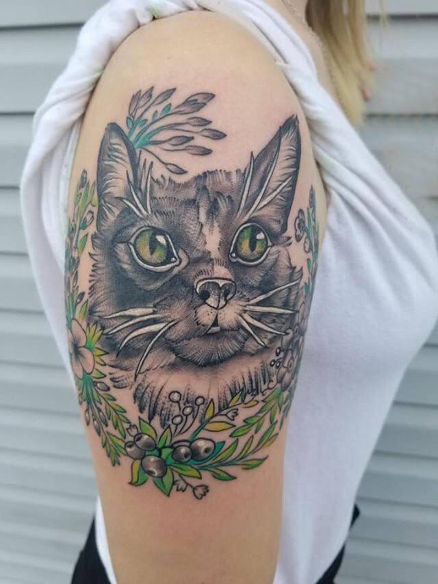 点击大图看下一张：小清新猫咪纹身 女生手臂上植物和猫咪纹身图片