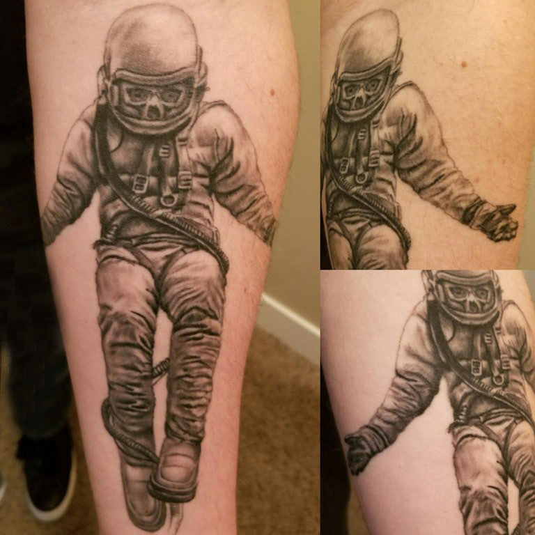 点击大图看下一张：宇航员纹身图案 男生手臂上黑色的宇航员纹身图片