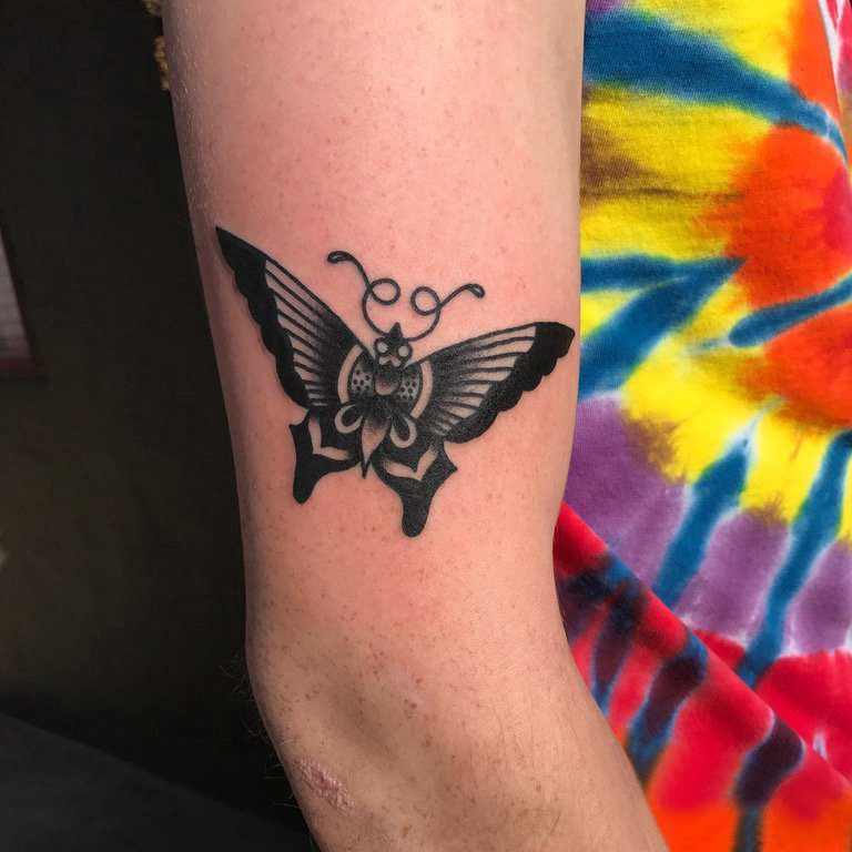 点击大图看下一张：3d蝴蝶纹身 女生手臂上黑色的蝴蝶纹身图片