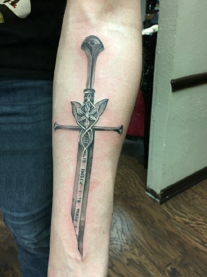 点击大图看下一张：宝剑纹身 男生手臂上黑灰宝剑纹身图片