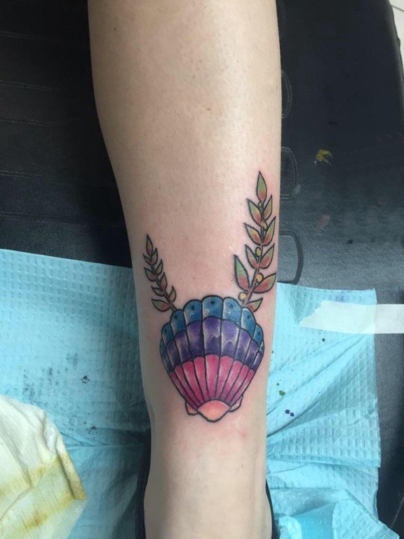 点击大图看下一张：贝壳图案纹身 女生手臂上彩色的贝壳纹身图片