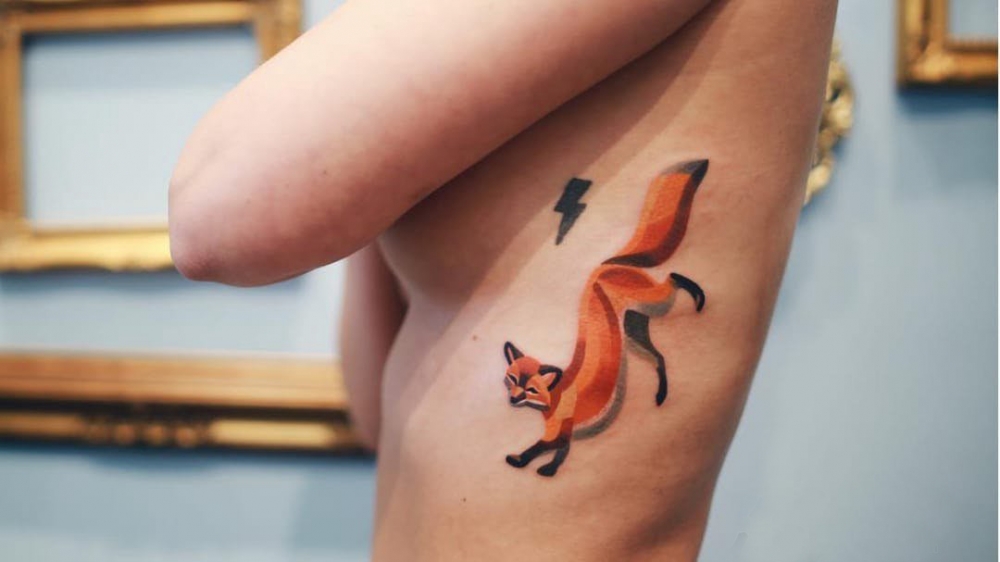点击大图看下一张：彩色狐狸纹身 女生侧腰上活泼的狐狸纹身图片