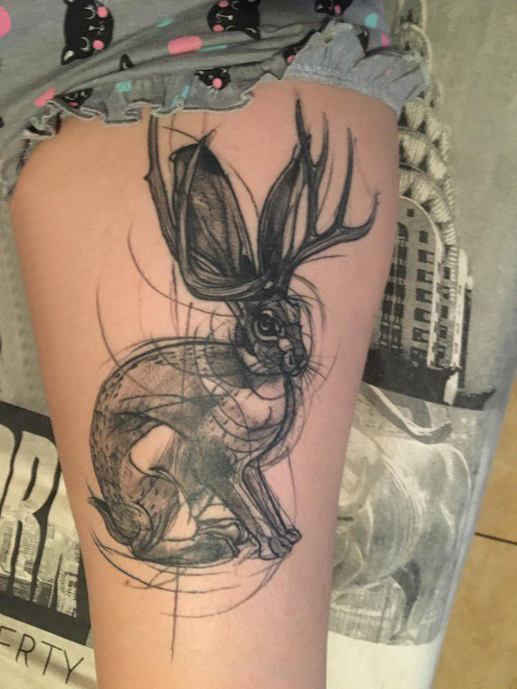 点击大图看下一张：垂耳兔子纹身 女生大腿上黑色素描兔子纹身图片