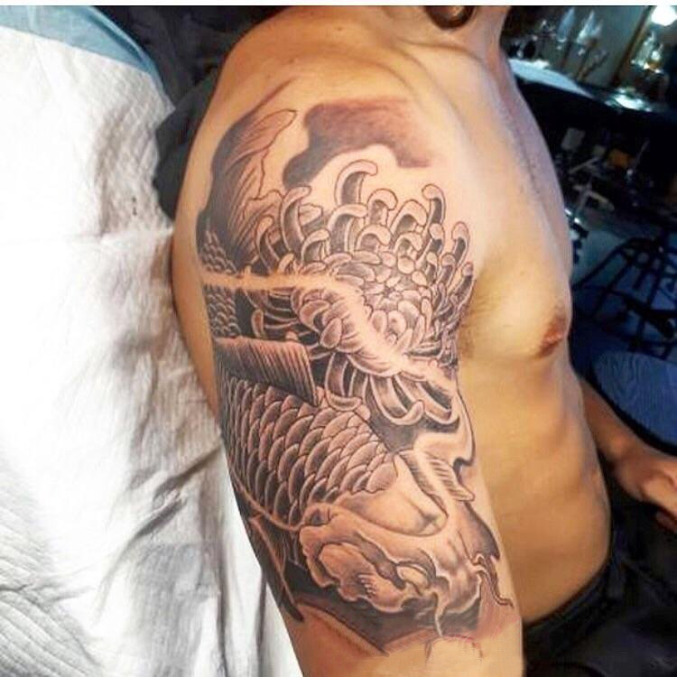 点击大图看下一张：大臂锦鲤纹身 男生大臂上菊花和锦鲤纹身图片