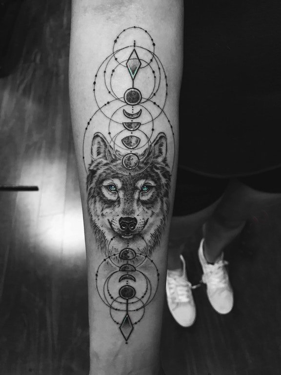 点击大图看下一张：滴血狼头纹身图片 男生手臂上黑色几何狼头纹身图片
