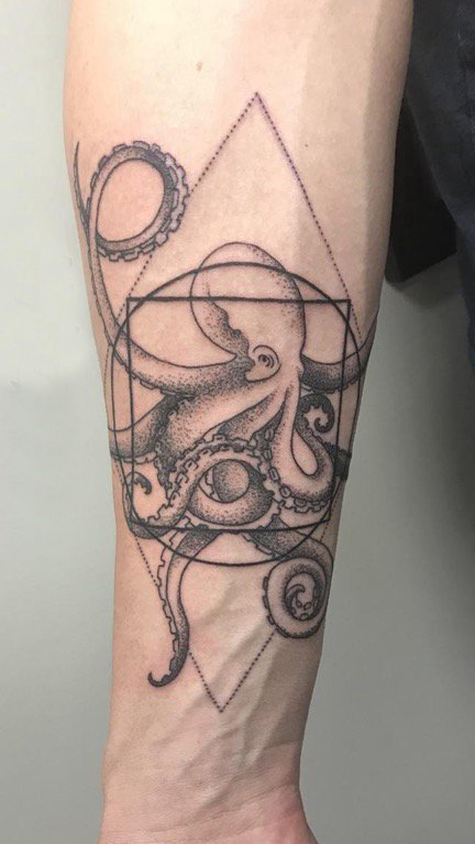 点击大图看下一张：黑色章鱼纹身 男生手臂上几何线条章鱼纹身图片