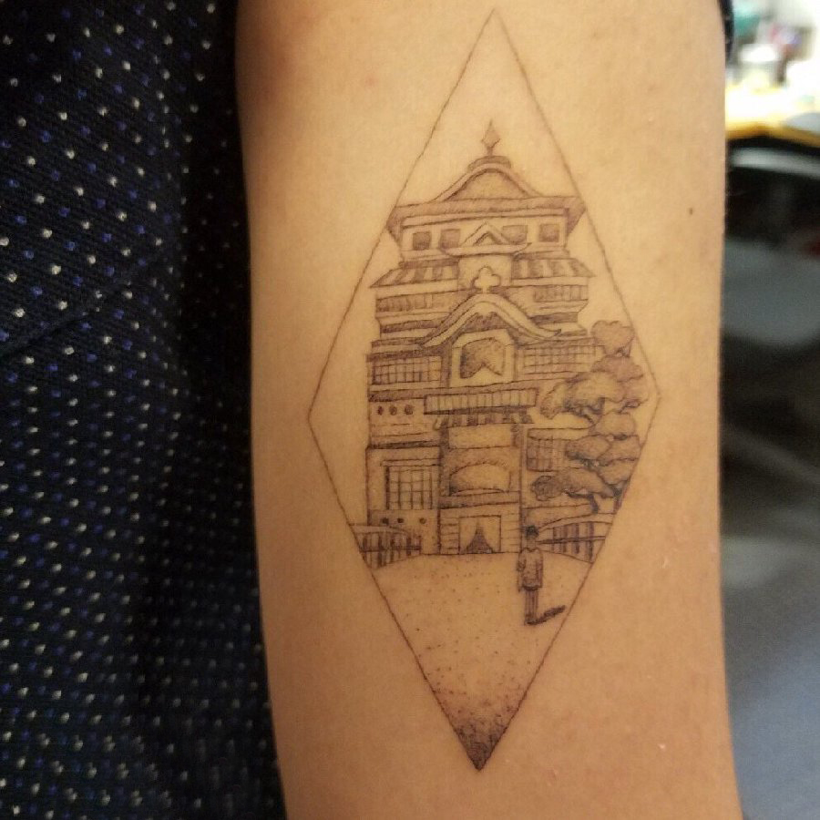 点击大图看下一张：建筑物纹身 女生手臂上黑色的建筑物纹身图片