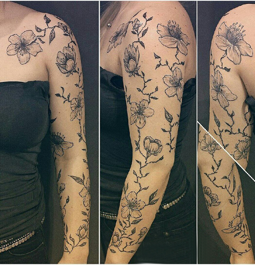 点击大图看下一张：欧美花臂纹身 女生手臂上黑色花朵纹身图片