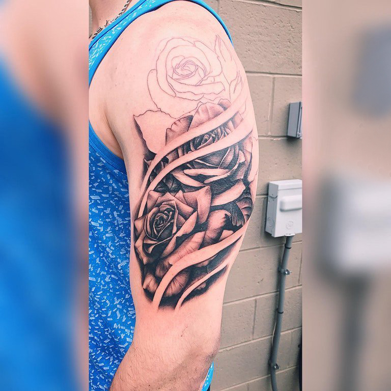 点击大图看下一张：欧美玫瑰纹身 男生手臂上黑色纹身欧美玫瑰纹身图片