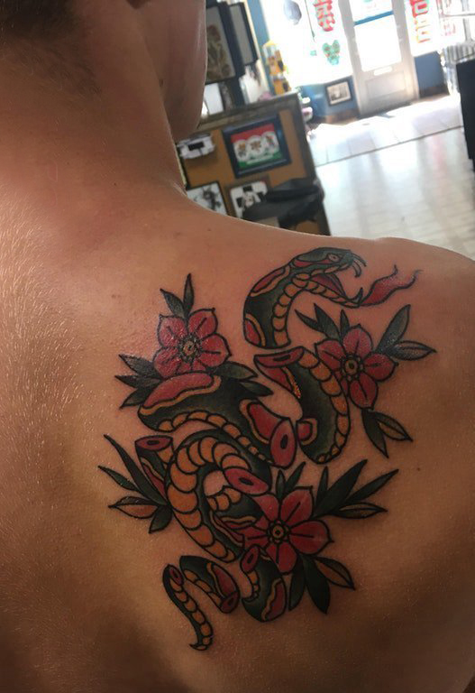 点击大图看下一张：蛇和花朵纹身图案 男生背部蛇和花朵纹身图案