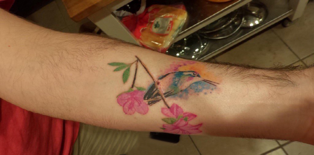 点击大图看下一张：手臂纹身素材 男生手臂上花朵和鸟纹身图片