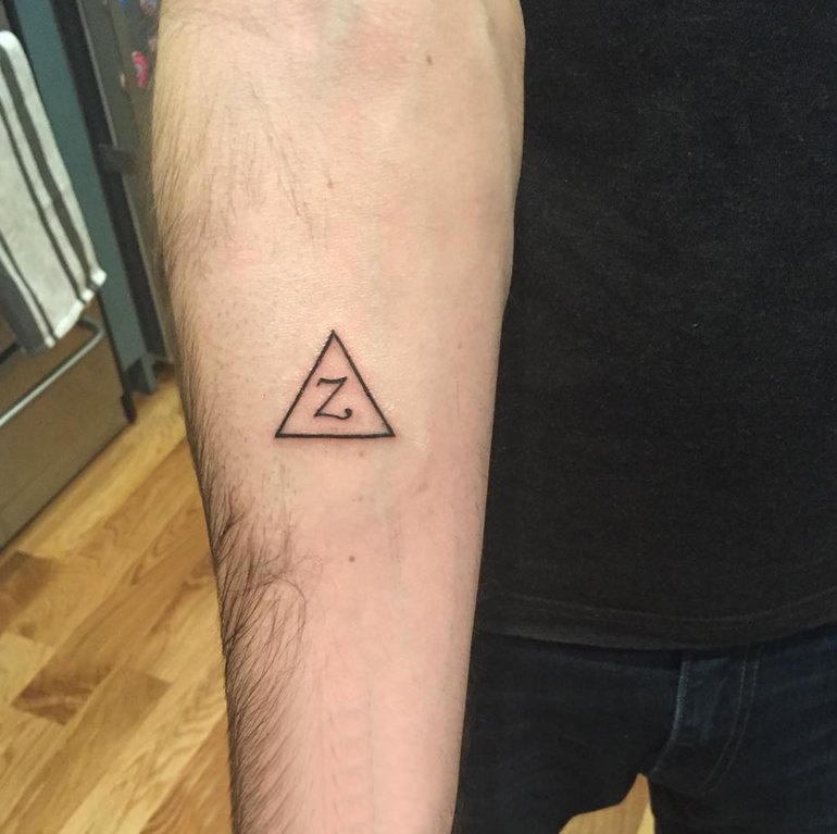 点击大图看下一张：手臂纹身素材 男生手臂上字母和三角形纹身图片