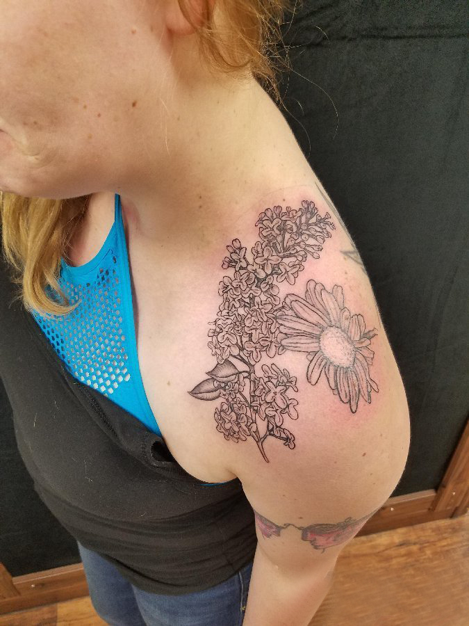 点击大图看下一张：文艺花朵纹身 女生肩部黑色的花朵纹身图片