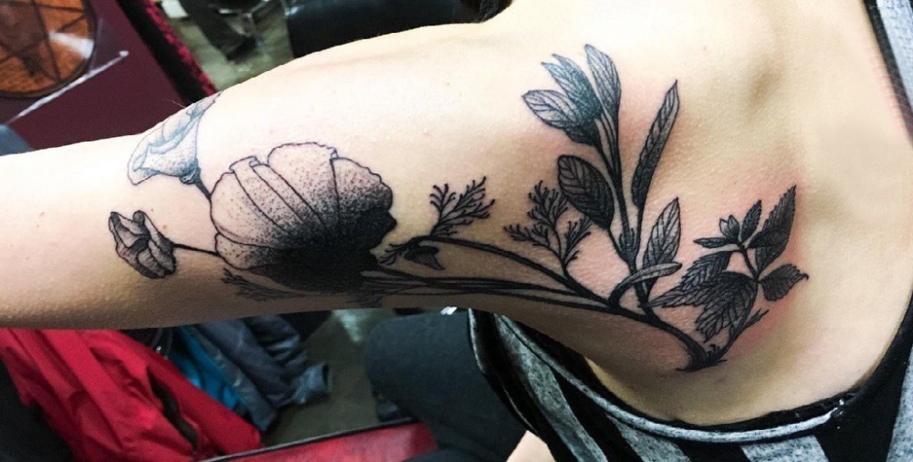 点击大图看下一张：文艺花朵纹身 女生肩膀上文艺花朵纹身图片