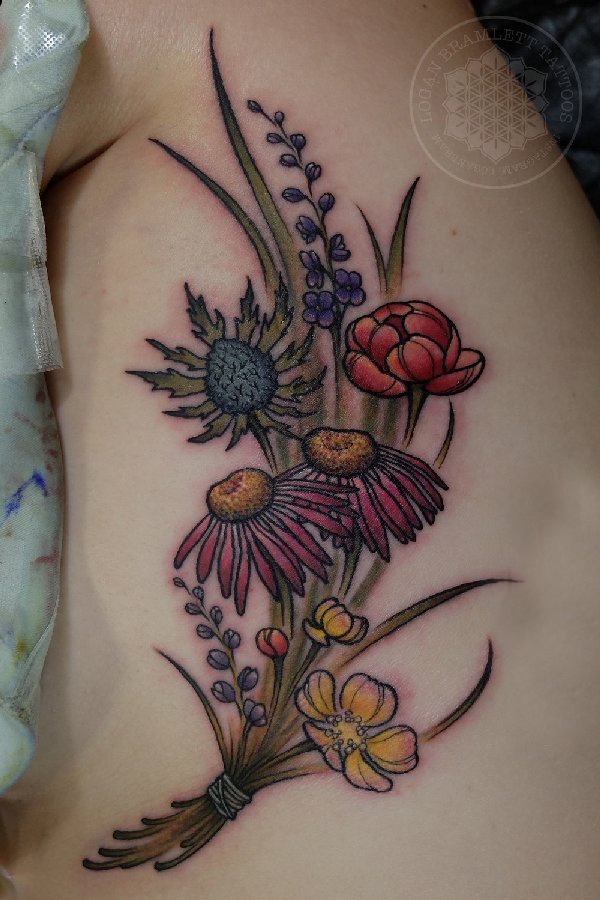 点击大图看下一张：文艺花朵纹身 女生侧腰上彩色花朵纹身图片