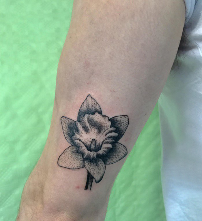 点击大图看下一张：文艺花朵纹身 女生手臂上黑色的花朵纹身图片