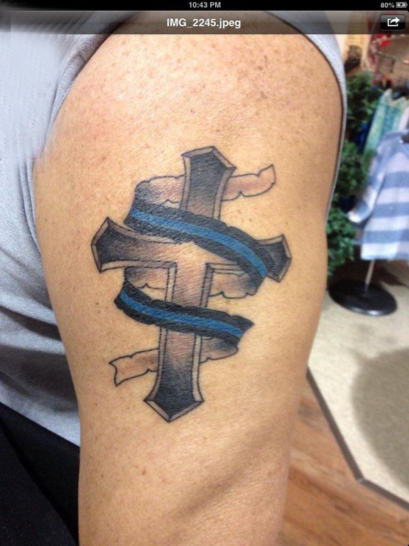 点击大图看下一张：纹身小十字架 男生大臂上彩色的十字架纹身图片