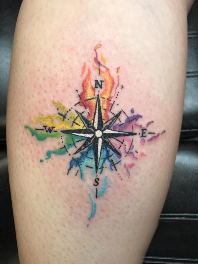 点击大图看下一张：纹身指南针 男生小腿上彩色的指南针纹身图片