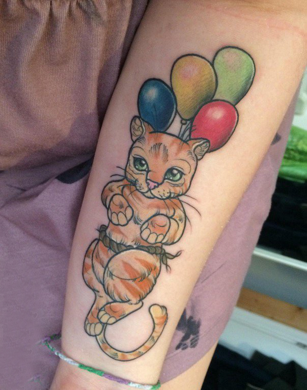 点击大图看下一张：小动物纹身 女生手臂上气球和猫咪纹身图片