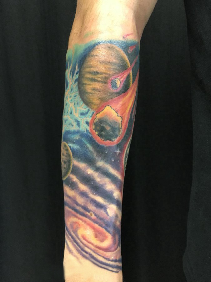 点击大图看下一张：小宇宙纹身 男生手臂上宇宙星球纹身图片