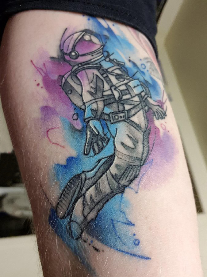 点击大图看下一张：宇航员纹身图案 男生手臂上彩色的宇航员纹身图片