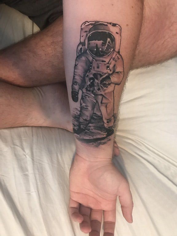 点击大图看下一张：宇航员纹身图案 男生手臂上经典宇航员纹身图片