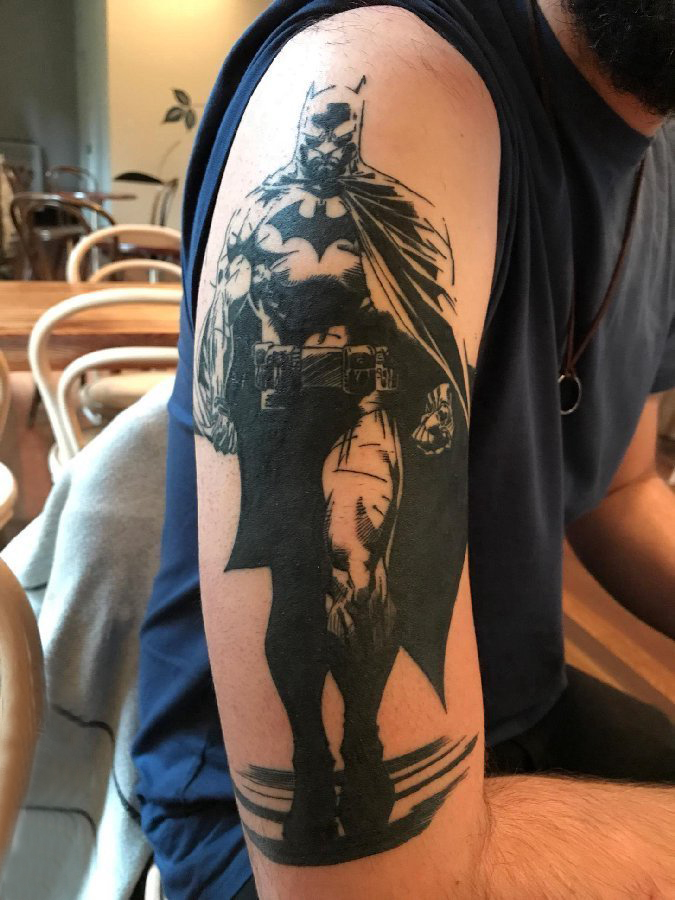 点击大图看下一张：蝙蝠侠纹身 男生手臂上英雄人物蝙蝠侠纹身图片
