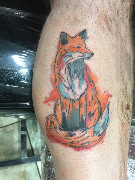 点击大图看下一张：彩色狐狸纹身 男生小腿上彩色的狐狸纹身图片