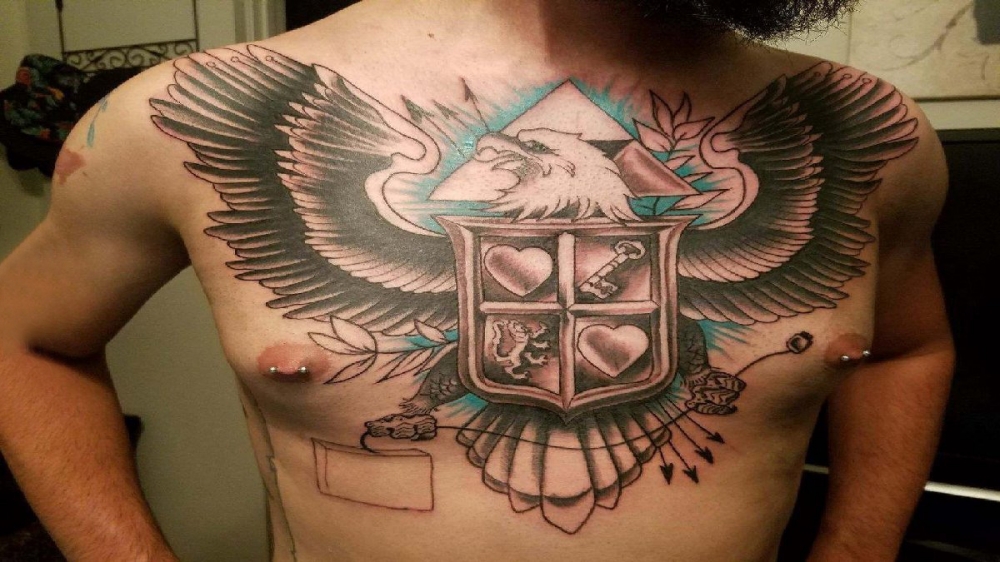 点击大图看下一张：彩色老鹰纹身 男生胸部盾牌和老鹰纹身图片