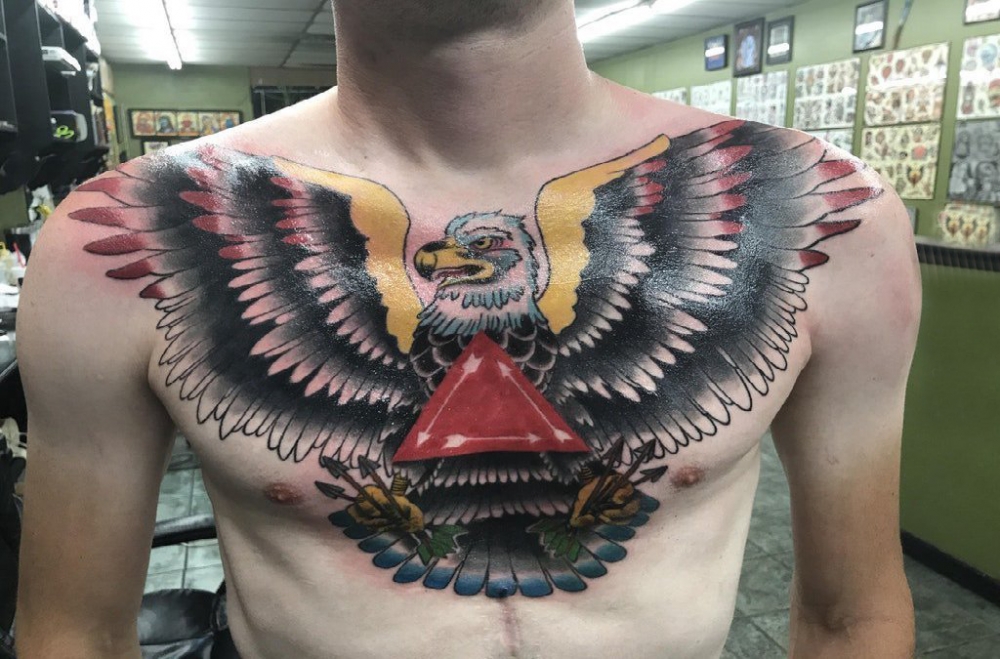 点击大图看下一张：彩色老鹰纹身 男生胸部三角形和老鹰纹身图片