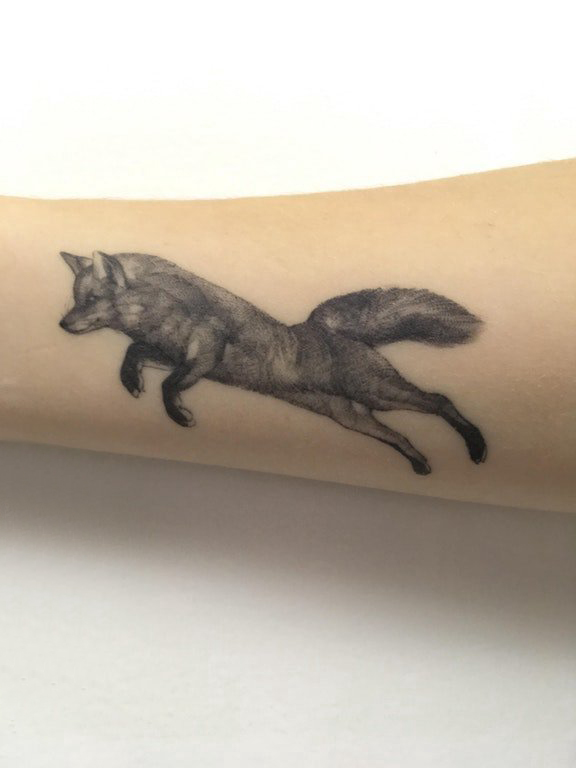 点击大图看下一张：九尾狐狸纹身 女生手臂上黑色的狐狸纹身图片