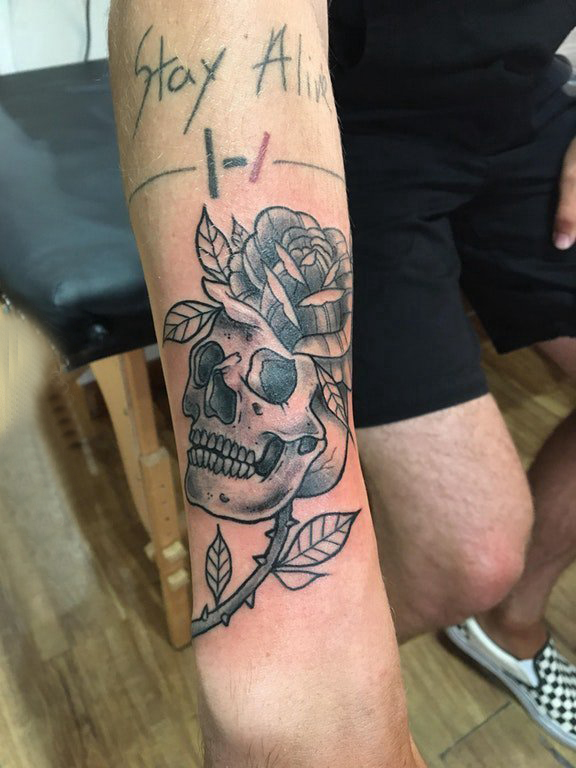 点击大图看下一张：骷髅花朵纹身图案 男生手臂上玫瑰和骷髅纹身图片
