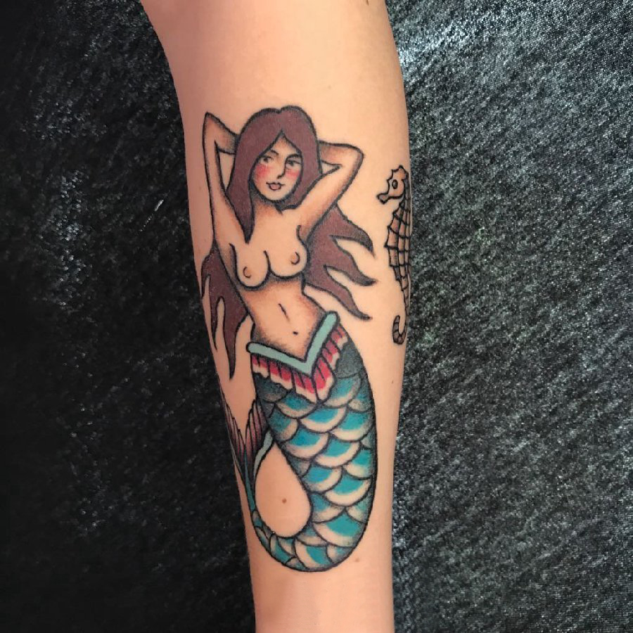 点击大图看下一张：美人鱼花臂纹身 女生手臂上彩色的美人鱼纹身图片