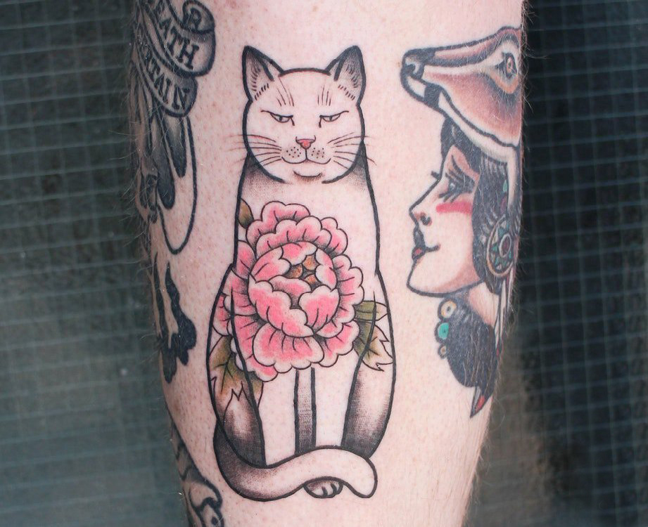 点击大图看下一张：日式招财猫纹身 男生小腿上花朵和猫咪纹身图片