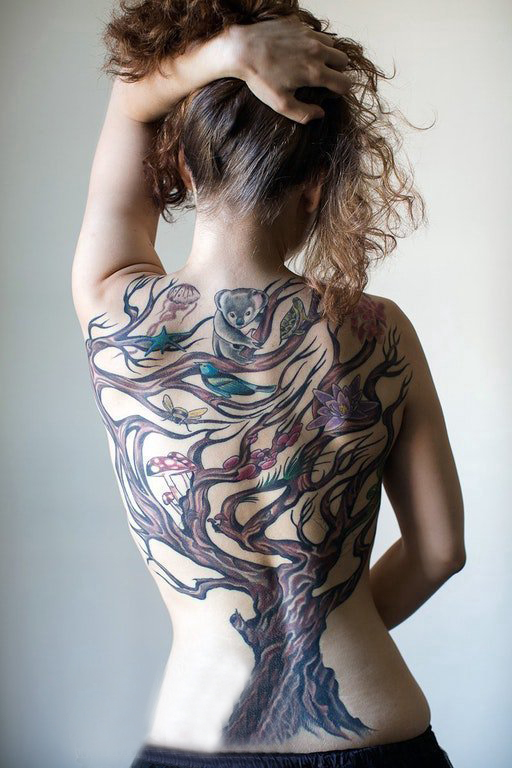 点击大图看下一张：生命树纹身素材 女生后背上彩色的生命树纹身图片