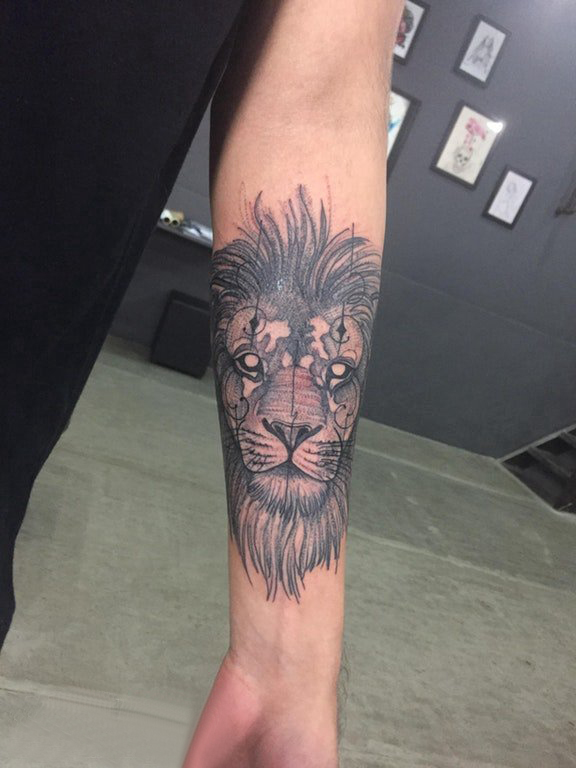点击大图看下一张：狮子花臂纹身图案 男生手臂上黑色的狮子纹身图片