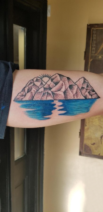 点击大图看下一张：手臂山水纹身 男生手臂上彩色的山水纹身图片