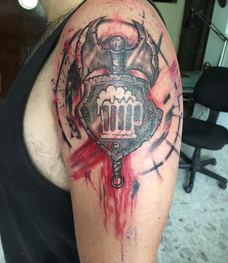 点击大图看下一张：纹身盾牌 男生大臂上坚硬的盾牌纹身图片