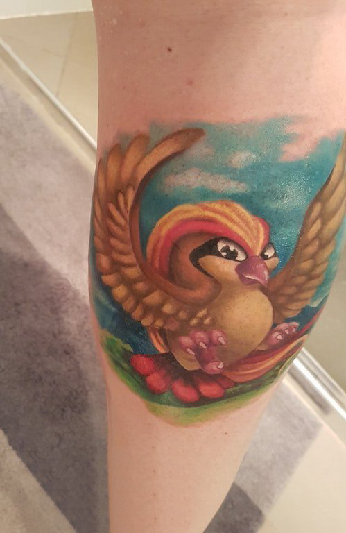 点击大图看下一张：纹身鸟 女生小腿上彩色的小鸟纹身图片