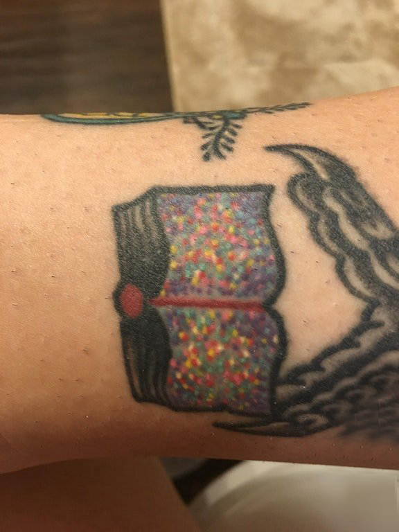 点击大图看下一张：纹身书籍 男生手臂上彩色的书籍纹身图片