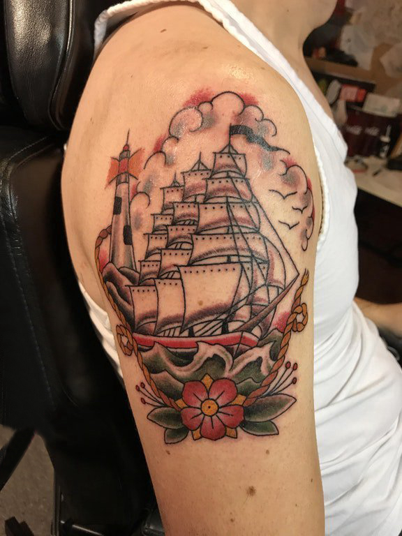 点击大图看下一张：纹身小帆船 男生大臂上彩色的帆船纹身图片