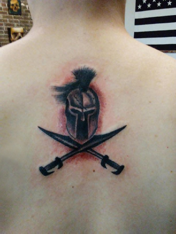 点击大图看下一张：武士头盔纹身 男生后背上黑色的武士头盔纹身图片
