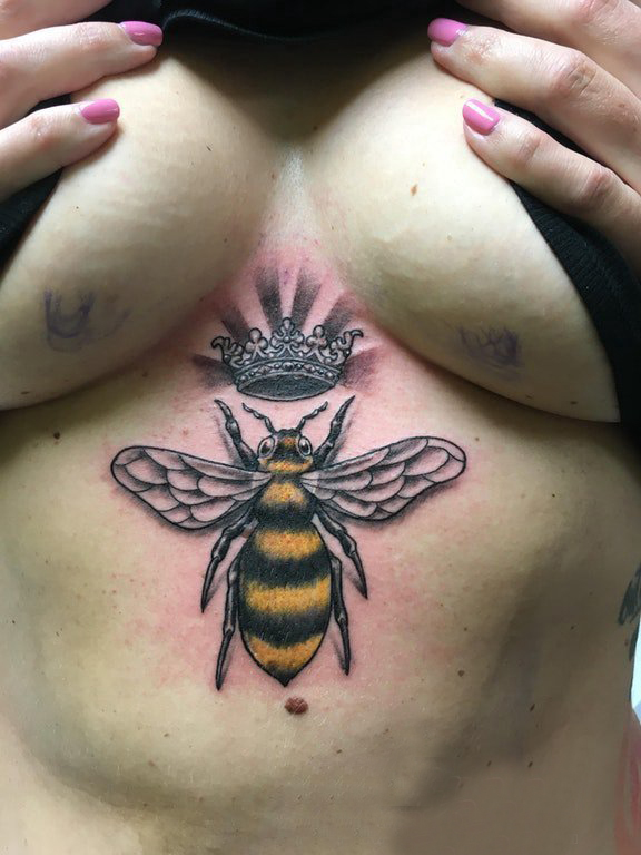 点击大图看下一张：小蜜蜂纹身 女生胸部彩绘小蜜蜂纹身图片