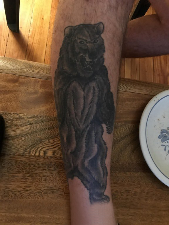 点击大图看下一张：熊纹身 男生小腿上黑色的熊纹身图片