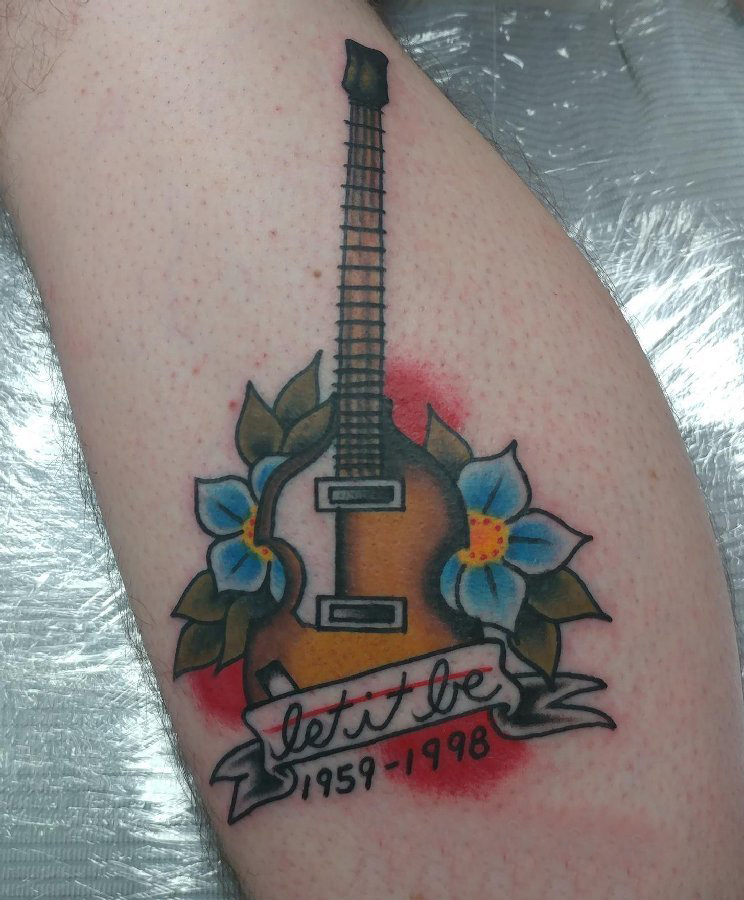 点击大图看下一张：吉普森吉他纹身 男生小腿上花朵和吉他纹身图片