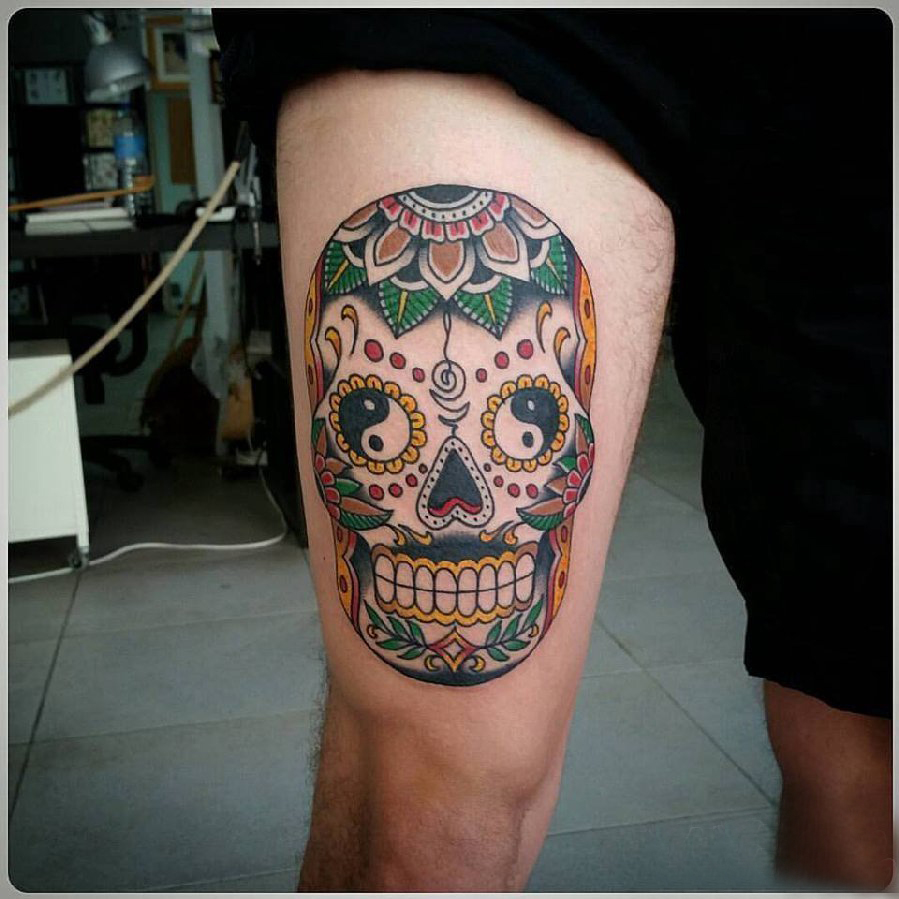 点击大图看下一张：骷髅花朵纹身图案 男生大腿上花朵和骷髅纹身图片