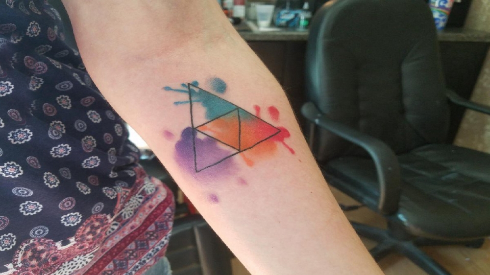 点击大图看下一张：三角形纹身图 女生手臂上彩色的三角形纹身图片