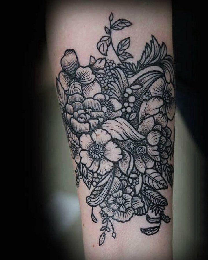 点击大图看下一张：文艺花朵纹身 女生手臂上黑色纹身文艺花朵纹身图片