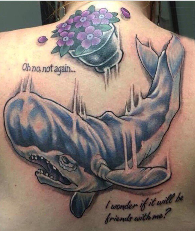 点击大图看下一张：纹身鲸鱼 女生后背上花朵和鲸鱼纹身图片