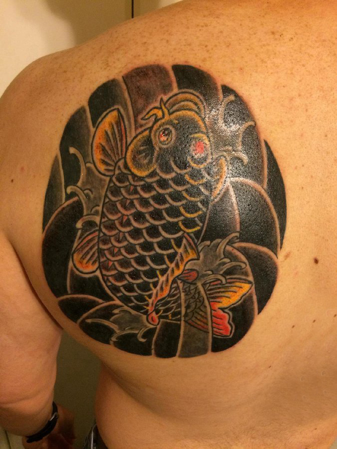 点击大图看下一张：纹身鲤鱼 男生背部彩绘纹身鲤鱼图片